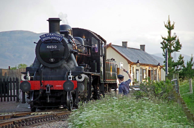 Photograph of steam locomotive 46512 waiting at Broomhill Railway station