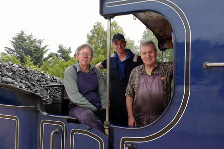 Photograph of Caley 828 footplate crew