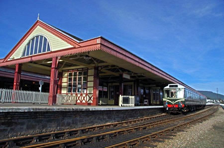 Photogrpah of Panoramic Rail Car at Platform 3 Aviemore station